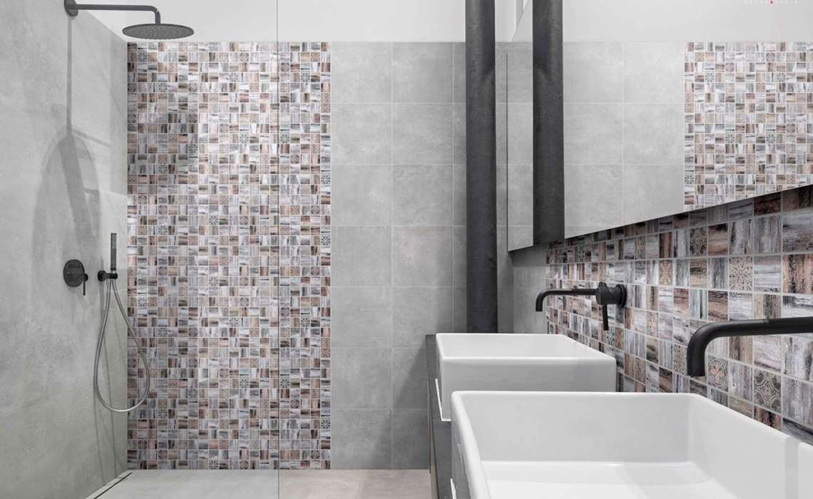 salle de bain avec mosaïque dans la douche