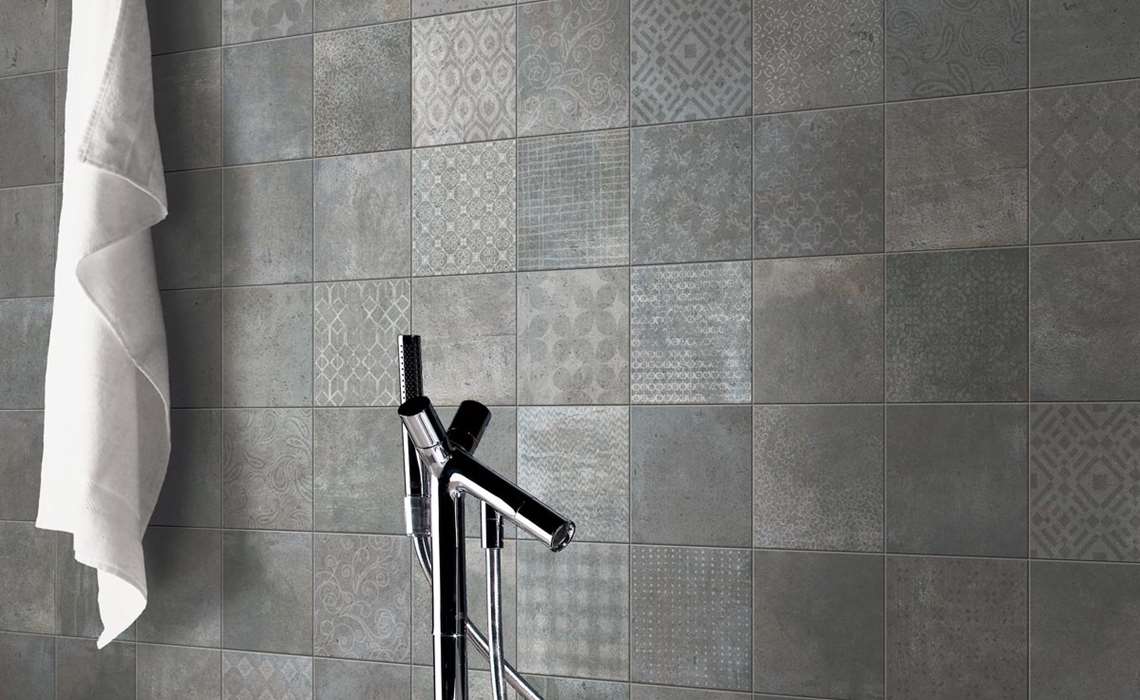 salle de bain avec carrelage gris à motifs et relief